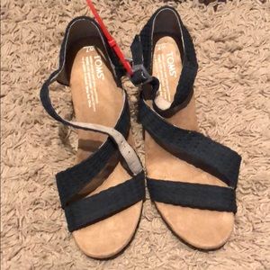 TOMS black wedges